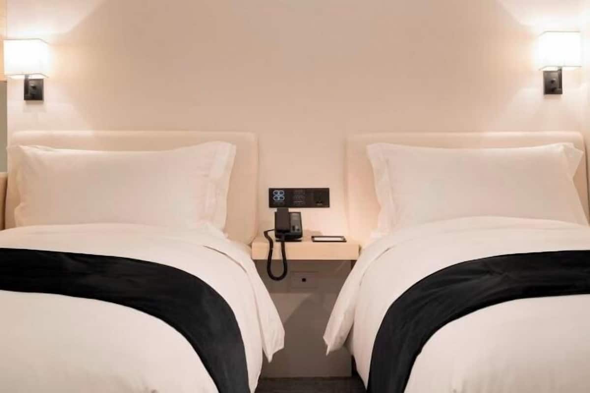Seprai premium, selimut bulu angsa, busa memori, dan minibar gratis
