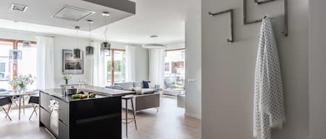 Appartement Exclusif, 2 chambres, balcon, vue jardin (for 5 people) | Salle de séjour | Télévision à écran plat