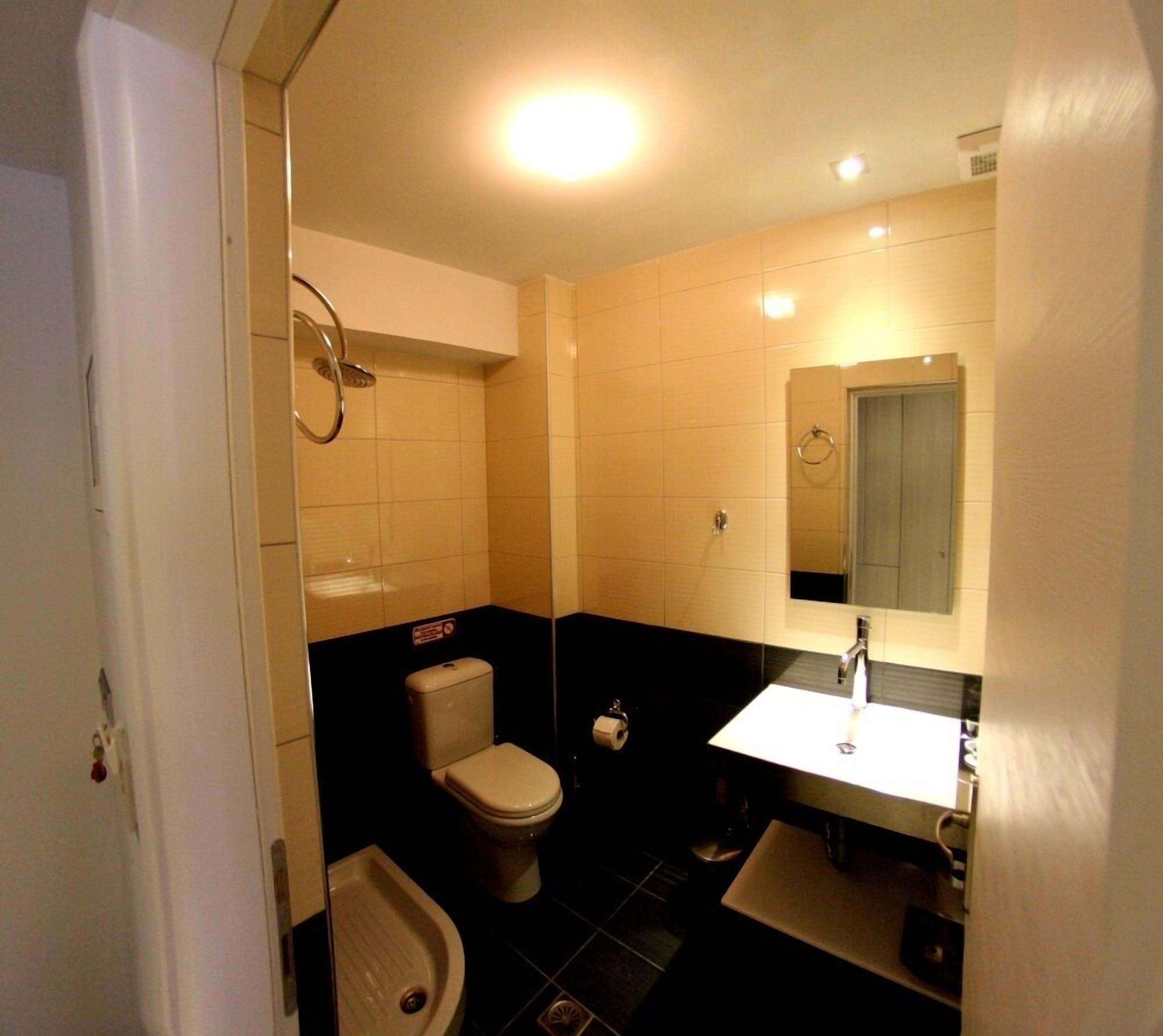 standard room | bathroom | shower, free toiletries, hair dryer, bathrobes