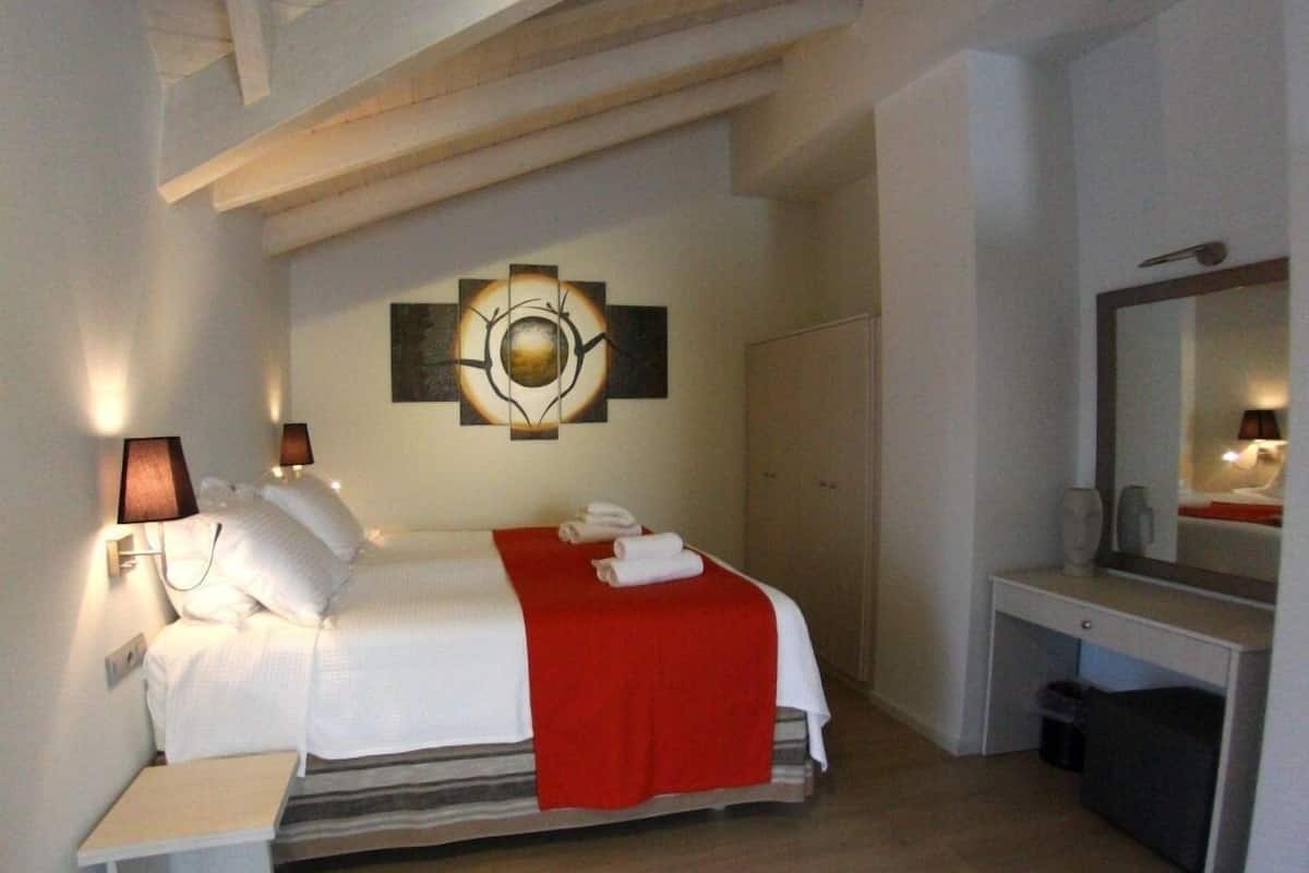 1 bedroom, premium bedding, minibar, in-room safe