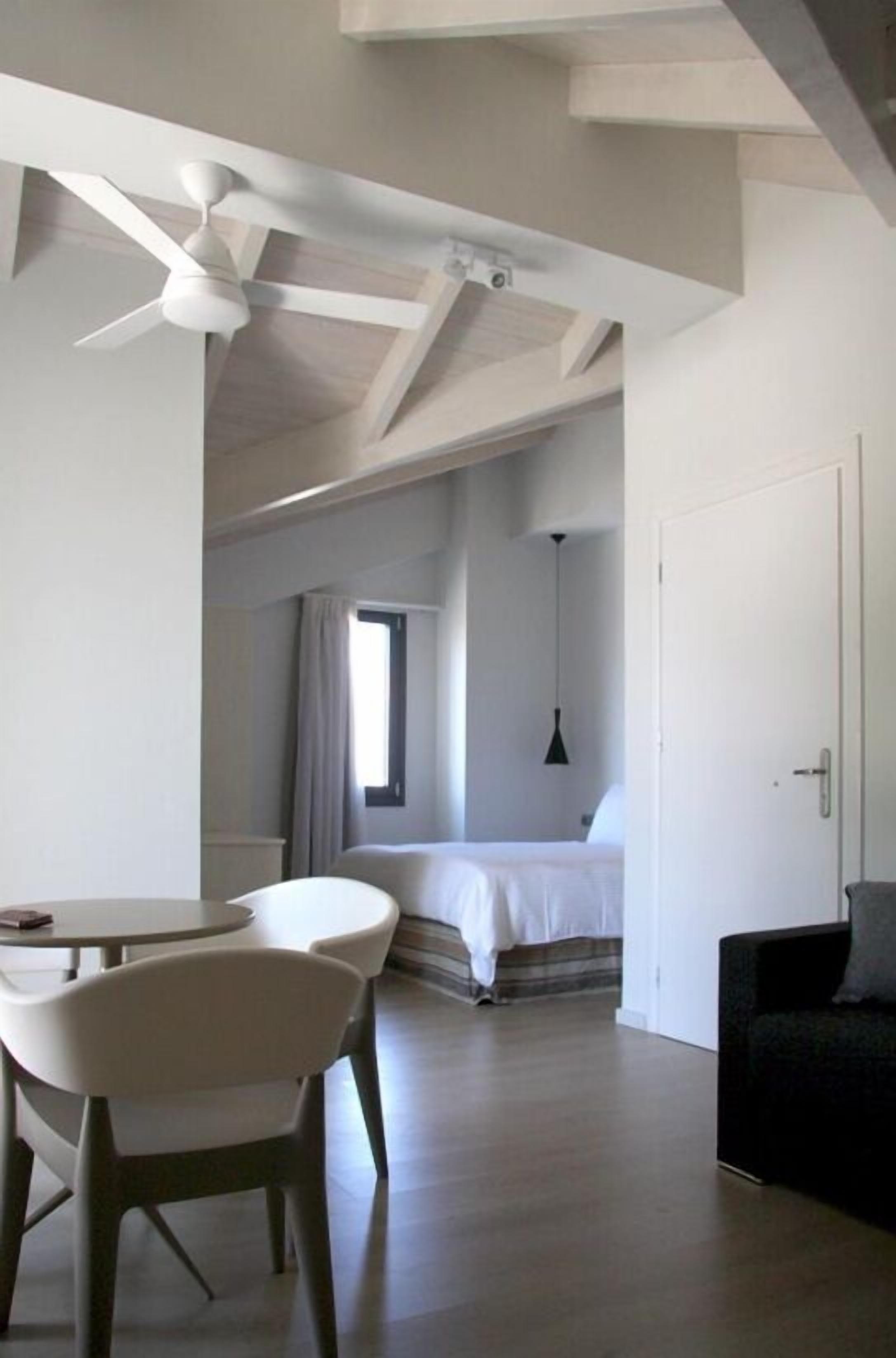 suite, executive level | living area | 21-inch flat-screen tv with satellite channels, tv