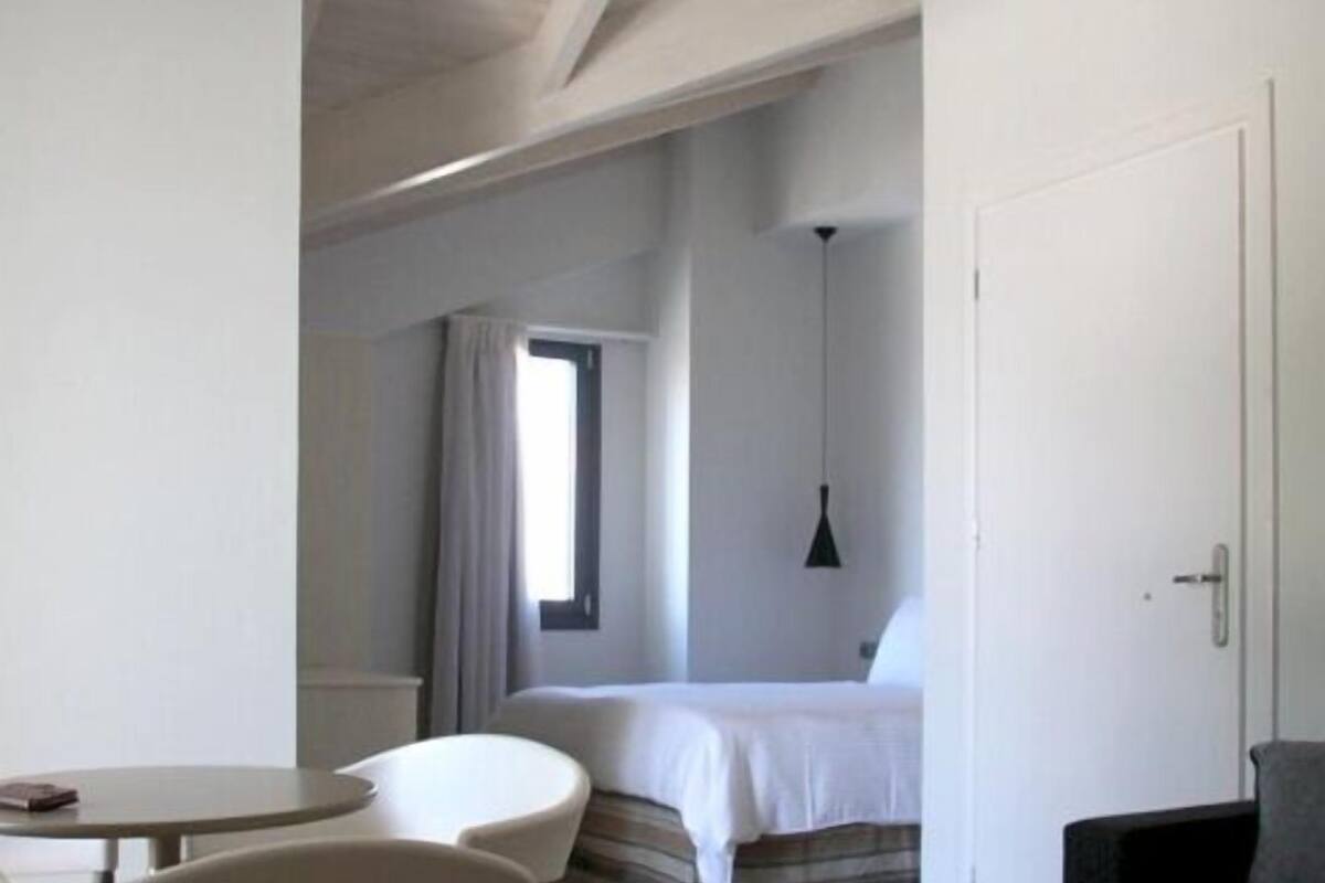 suite, executive level | living area | 21-inch flat-screen tv with satellite channels, tv