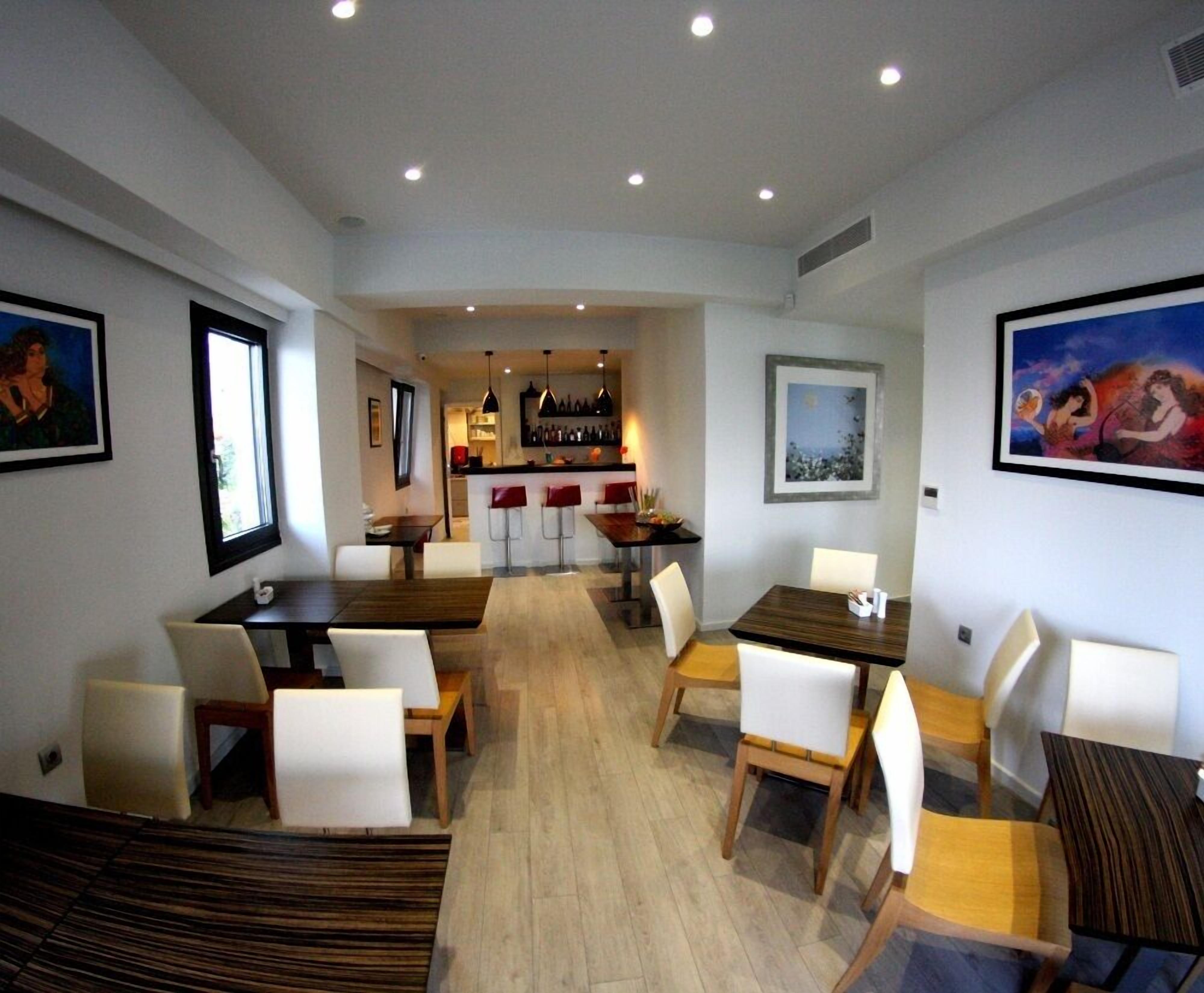 free daily full breakfast