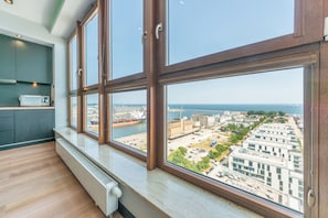 Comfort-Apartment, 1 Schlafzimmer, Meerblick (4 adults) | Wohnzimmer | 43-Zoll-Flachbildfernseher mit Kabelempfang, LCD-Fernseher