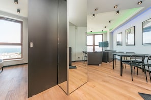 Comfort-Apartment, 1 Schlafzimmer, Meerblick (4 adults) | Wohnbereich | 43-Zoll-Flachbildfernseher mit Kabelempfang, LCD-Fernseher