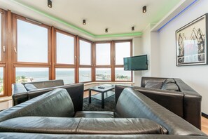 Comfort-Apartment, 1 Schlafzimmer, Meerblick (4 adults) | Wohnzimmer | 43-Zoll-Flachbildfernseher mit Kabelempfang, LCD-Fernseher