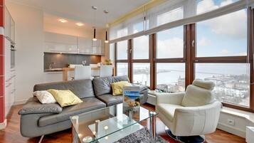 Deluxe-Apartment, 2 Schlafzimmer, Meerblick (living room 4 adults) | Wohnzimmer | 43-Zoll-Flachbildfernseher mit Kabelempfang, LCD-Fernseher