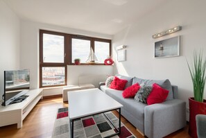 Comfort-Apartment, 2 Schlafzimmer, Balkon, Stadtblick (living room for 6 adults ) | Individuell dekoriert, individuell eingerichtet, Bügeleisen/Bügelbrett