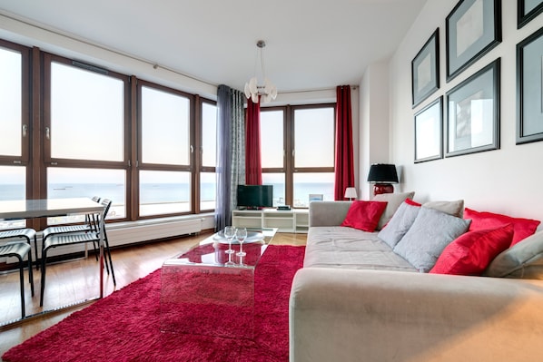 Appartement, 1 chambre, vue mer (4 adults) | Salle de séjour | Télévision à écran plat de 43 pouces avec chaînes par câble