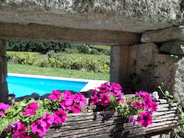 Una piscina al aire libre de temporada