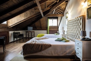 Chambre triple Deluxe, 1 trĂšs grand lit | SystĂšme dâinsonorisation, lit de bĂ©bĂ© (supplĂ©ment)