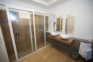 Habitación exclusiva | Baño | Ducha y cabezal de ducha tipo lluvia