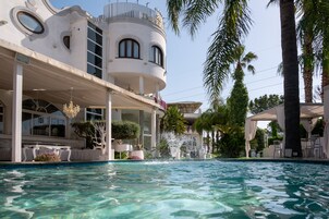 Una piscina al aire libre de temporada