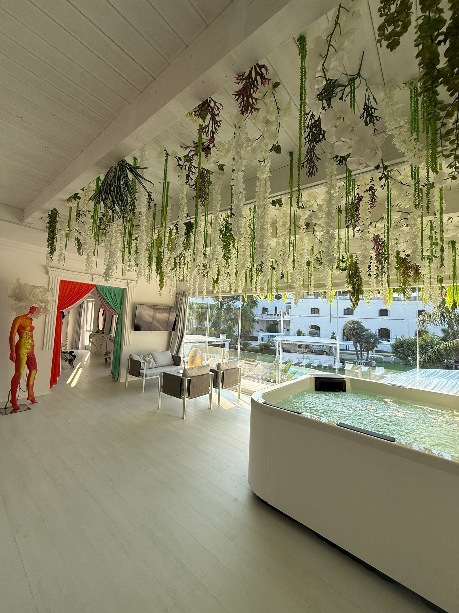 Suite studio, piscine privée, vue sur la piscine | Aire de séjour | Téléviseur à écran plat de 35 po avec télévision par satellite