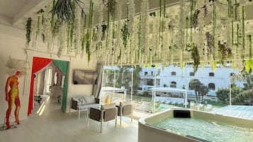 Suite studio, piscine privée, vue sur la piscine | Aire de séjour | Téléviseur à écran plat de 35 po avec télévision par satellite