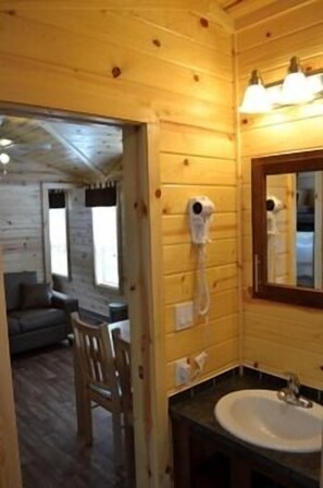 Cabaña Deluxe (Canyon) | Baño | Tina con regadera, amenidades de baño gratuitas, secadora de cabello 