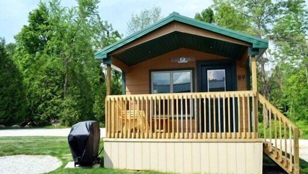 Deluxe Cabin (Cabana) | Desk, iron/ironing board (on request) - Toronto West KOA (Milton)