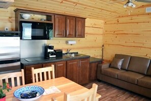 Cabana luxo (Chilliwack) | Área de estar | TV de tela plana