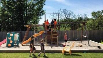 Tempat bermain anak - outdoor