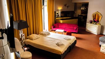 Junior suite, uitzicht op tuin | Een bureau, geluiddichte muren, babybedden, gratis wifi