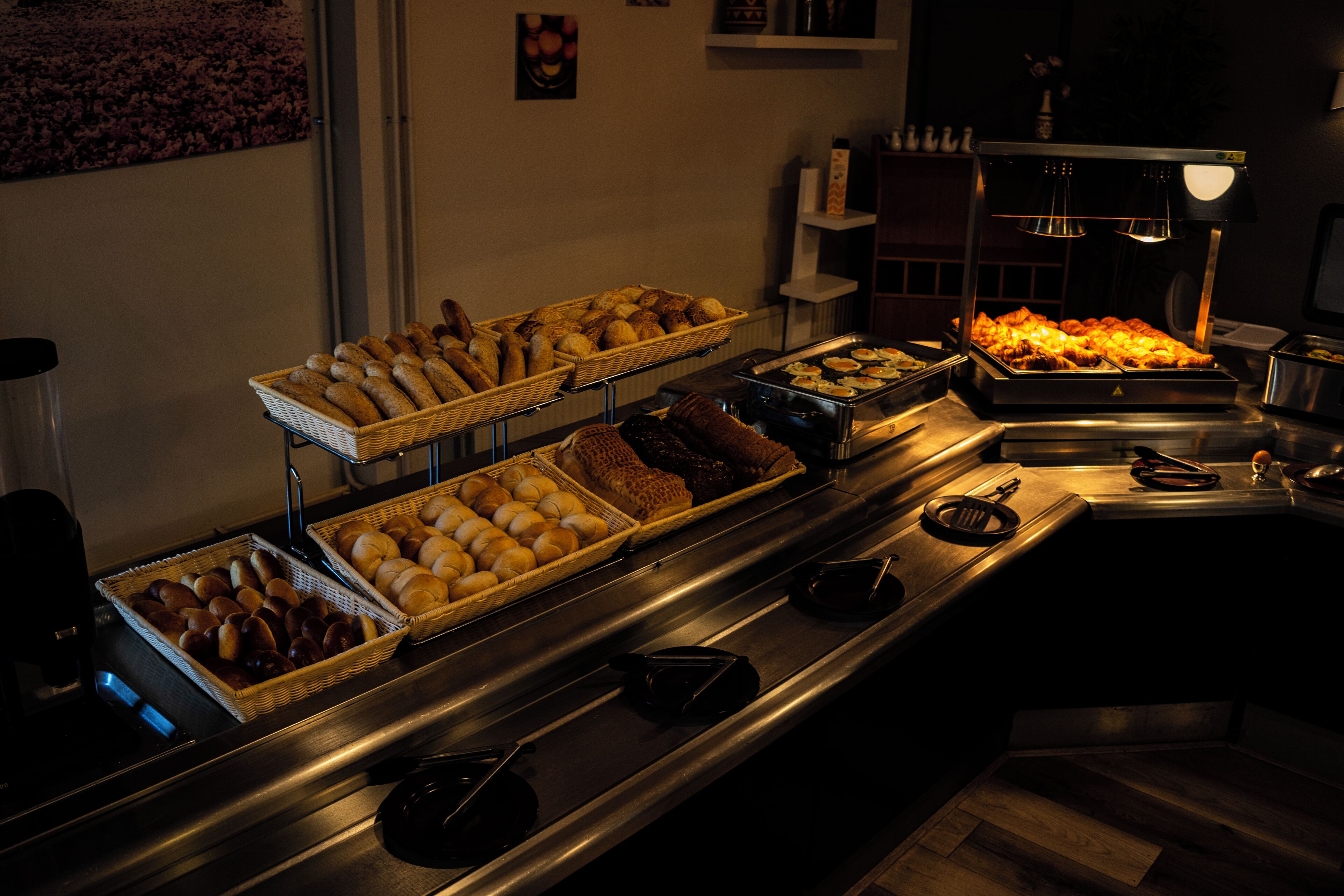 Un buffet proposant divers produits de boulangerie et un coin café.