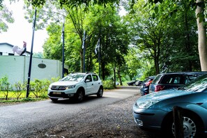 Self parking (EUR 8.95 per night) - Hotel de Elderschans (Aardenburg)