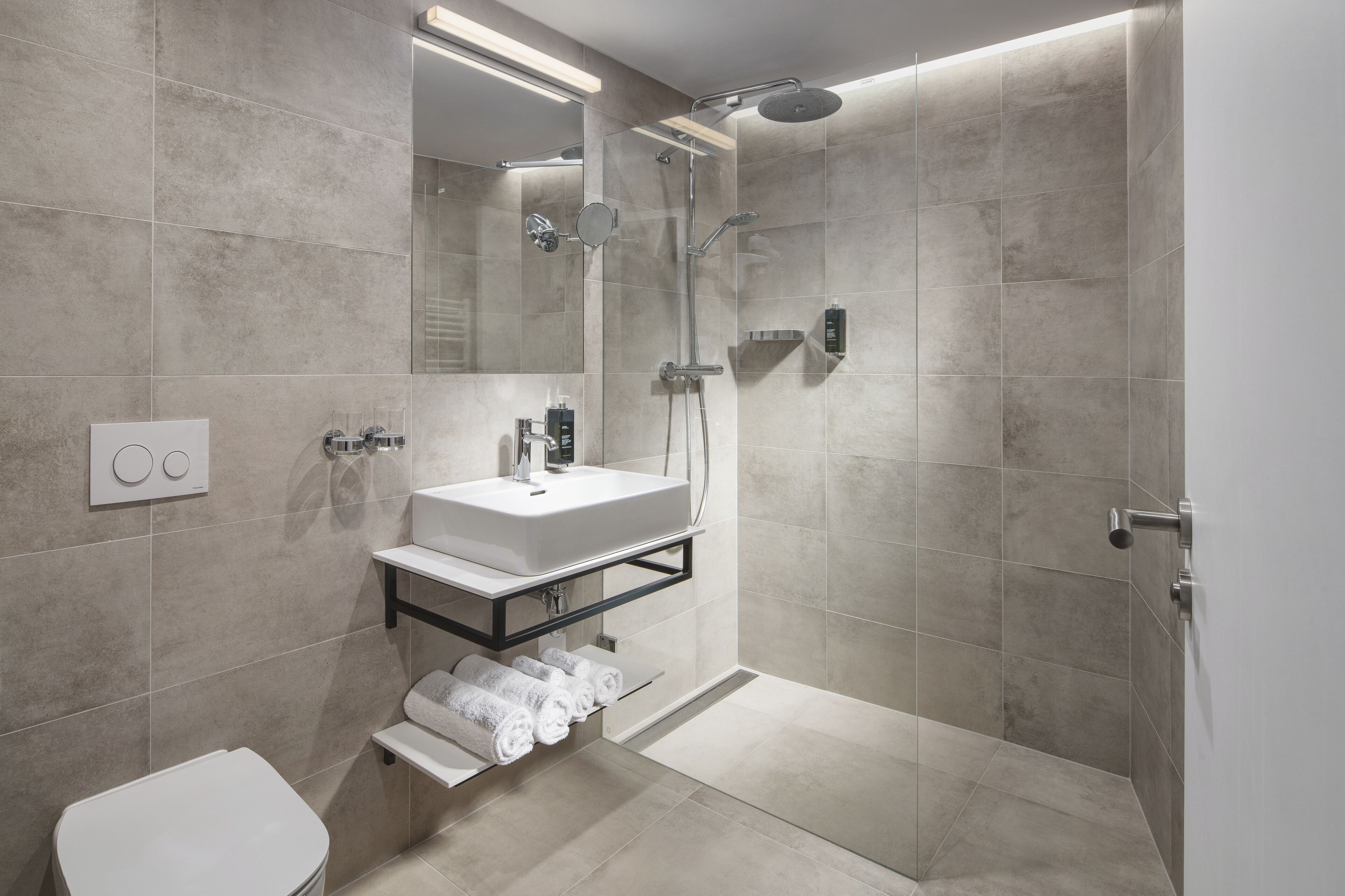 rainfall showerhead, free toiletries, hair dryer, towels