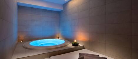 Sauna, bain à remous, hammam, soins corporels, soins du visage, massages