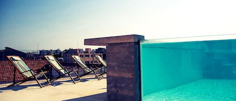 Una piscina al aire libre (de 11:00 a 19:00), tumbonas