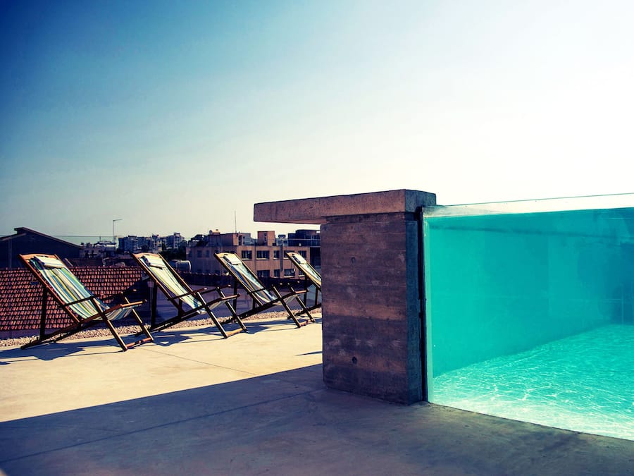 Piscina externa, funciona das 11h às 19h, espreguiçadeiras