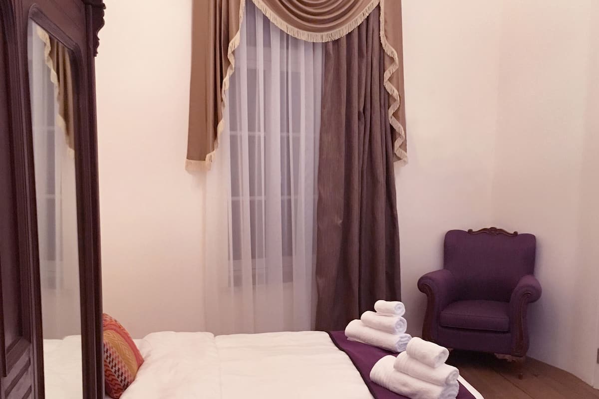 1 Schlafzimmer, hochwertige Bettwaren, Betten mit Memory-Foam-Matratzen