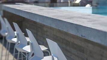 Außenpool, geöffnet von 11:00 Uhr bis 19:00 Uhr, Liegestühle