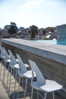 Una piscina al aire libre, sillones reclinables de piscina