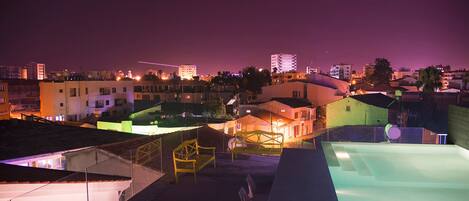 Hồ bơi ngoài trời, mở cửa từ 11:00 đến 19:00, ghế dài tắm nắng