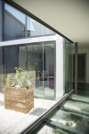 Literie de qualité supérieure, matelas mémoire de forme, minibar