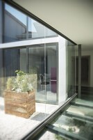 Ropa de cama de alta calidad, colchones con efecto memoria y minibar