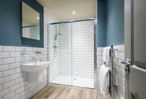 Signature Double Room | Bathroom | Free toiletries, hair dryer, towels - Ship Inn (Penzance)