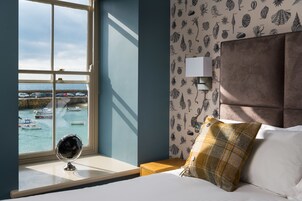 Escritorio, wifi gratis y ropa de cama 