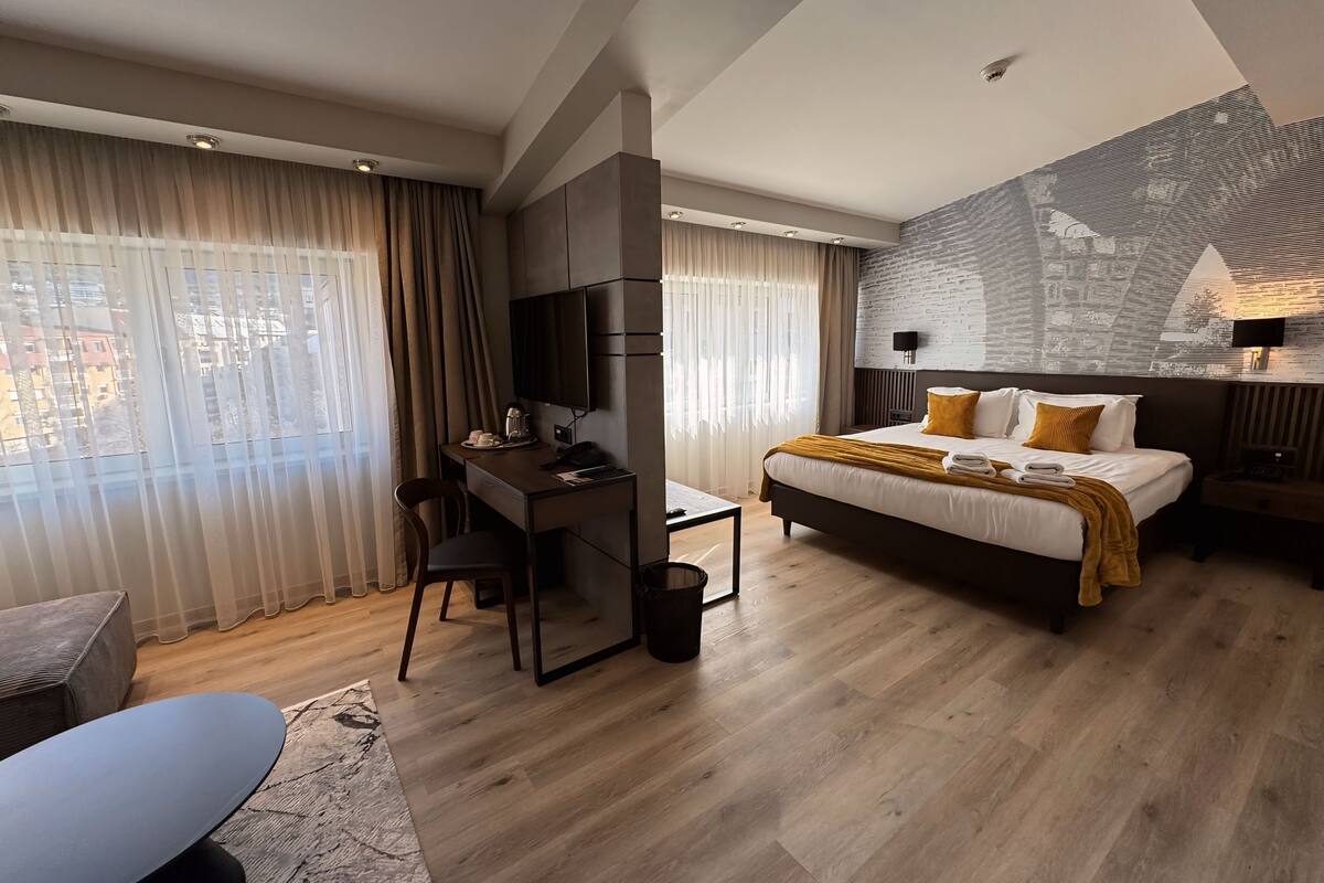 Junior Suite, 1 Bedroom | Minibar, in-room safe, desk, soundproofing