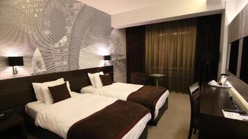 Twin Room | Minibar, in-room safe, desk, soundproofing