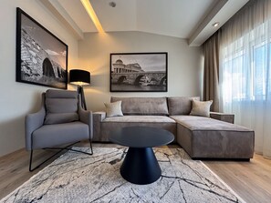 Suite – junior, 1 soverom | Oppholdsområde | LCD-TV