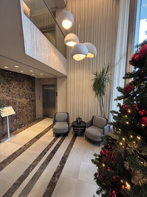 Área de estar no saguão