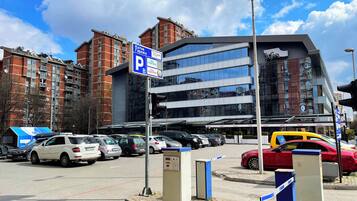 Un área de estacionamiento con un cartel que indica estacionamiento gratuito y una estancia completa de 3 horas.