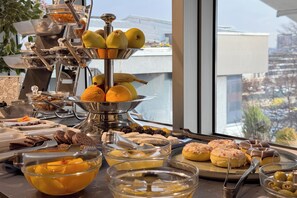 Free daily buffet breakfast  - Queen's Hotel (Skopje)