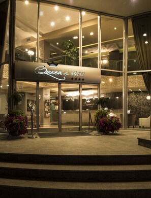 Property entrance - Queen's Hotel (Skopje)