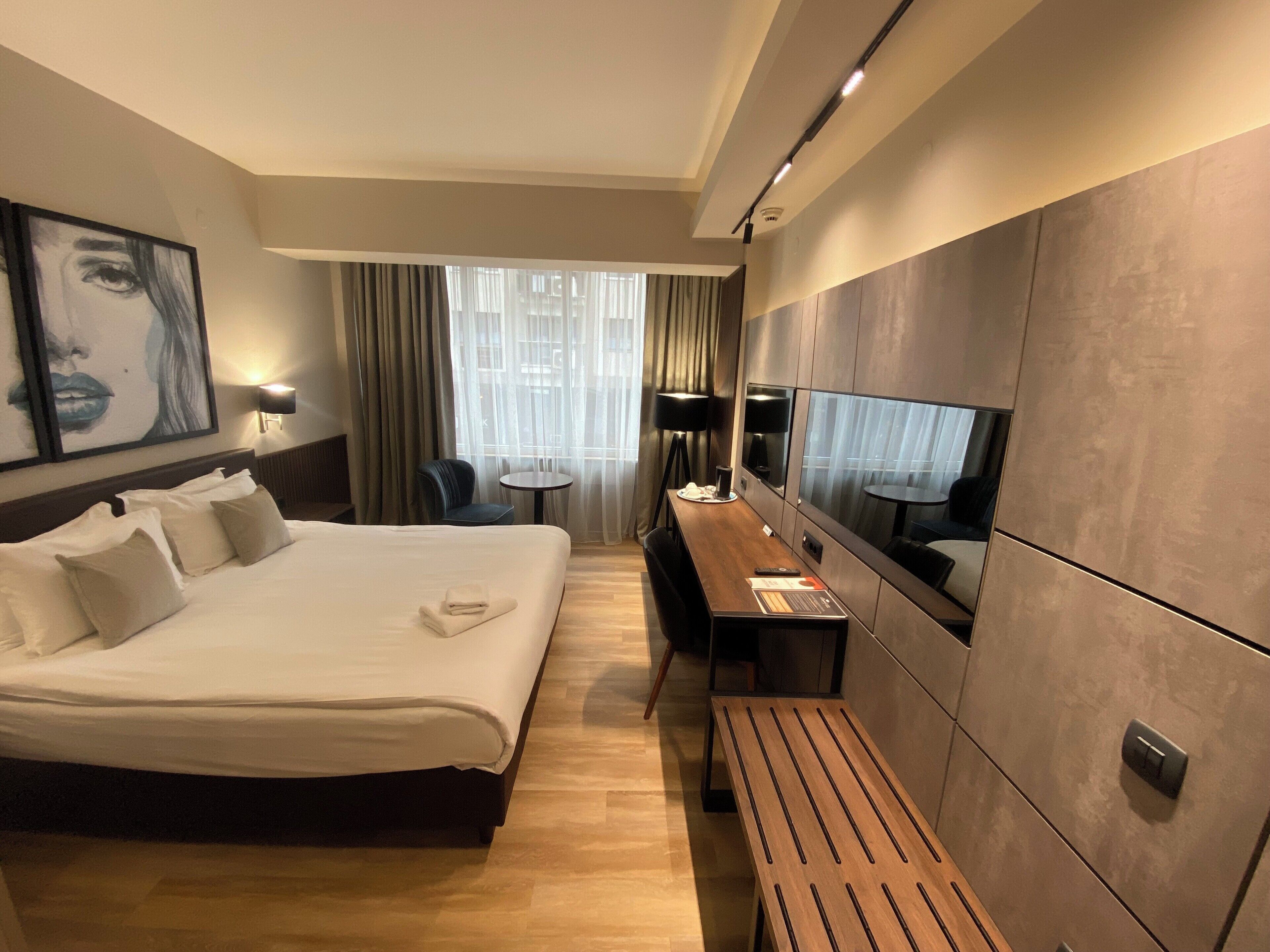 Dobbeltrom, 1 kingsize-seng | Minibar, safe på rommet, skrivebord og lydisolert