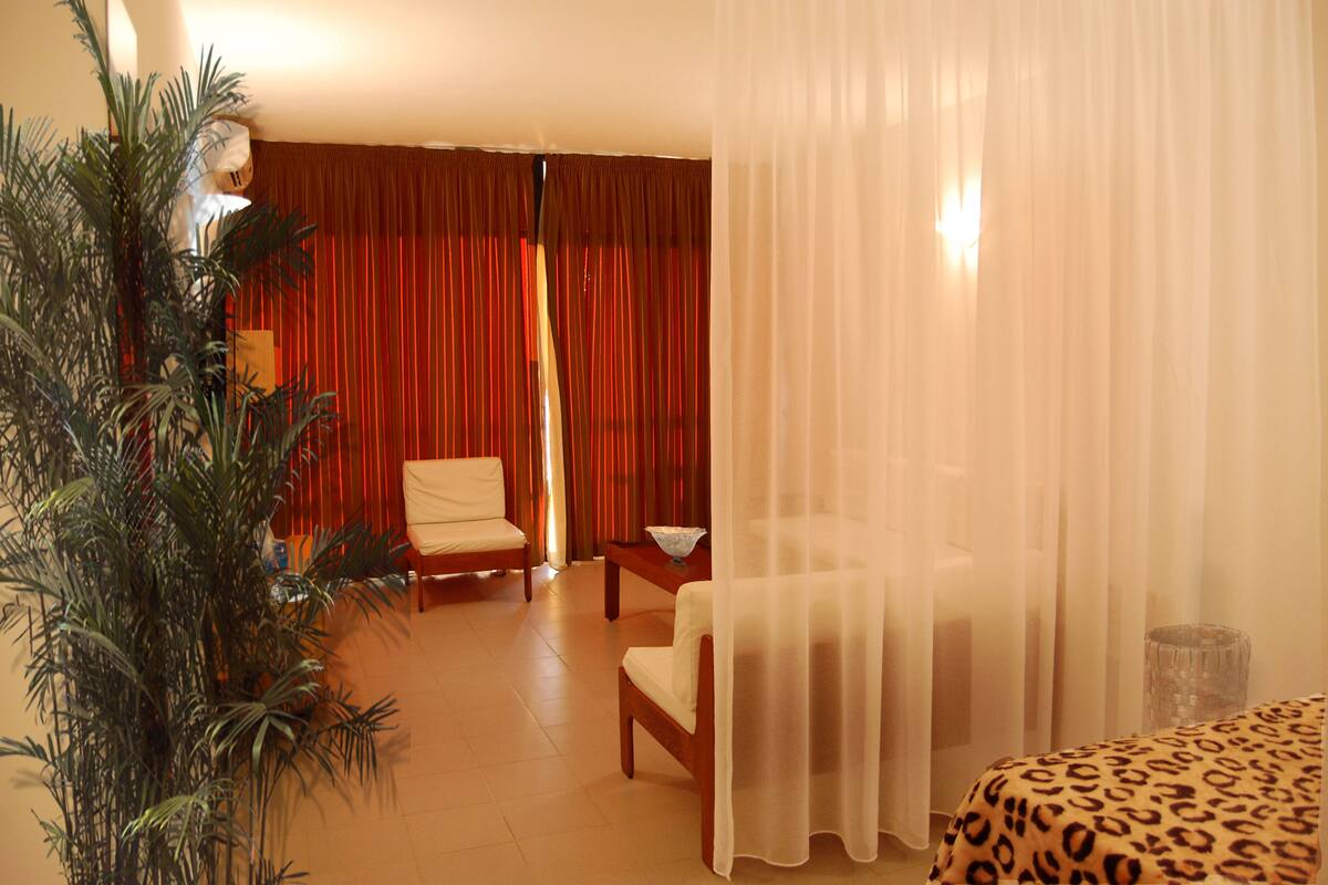 Estudio estándar, 1 habitación, vista al jardín | Área de sala de estar | Televisión