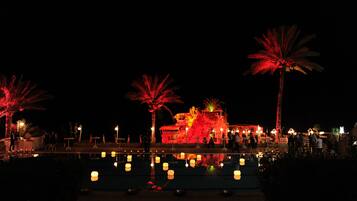 Vista frontal de la propiedad por la tarde o noche