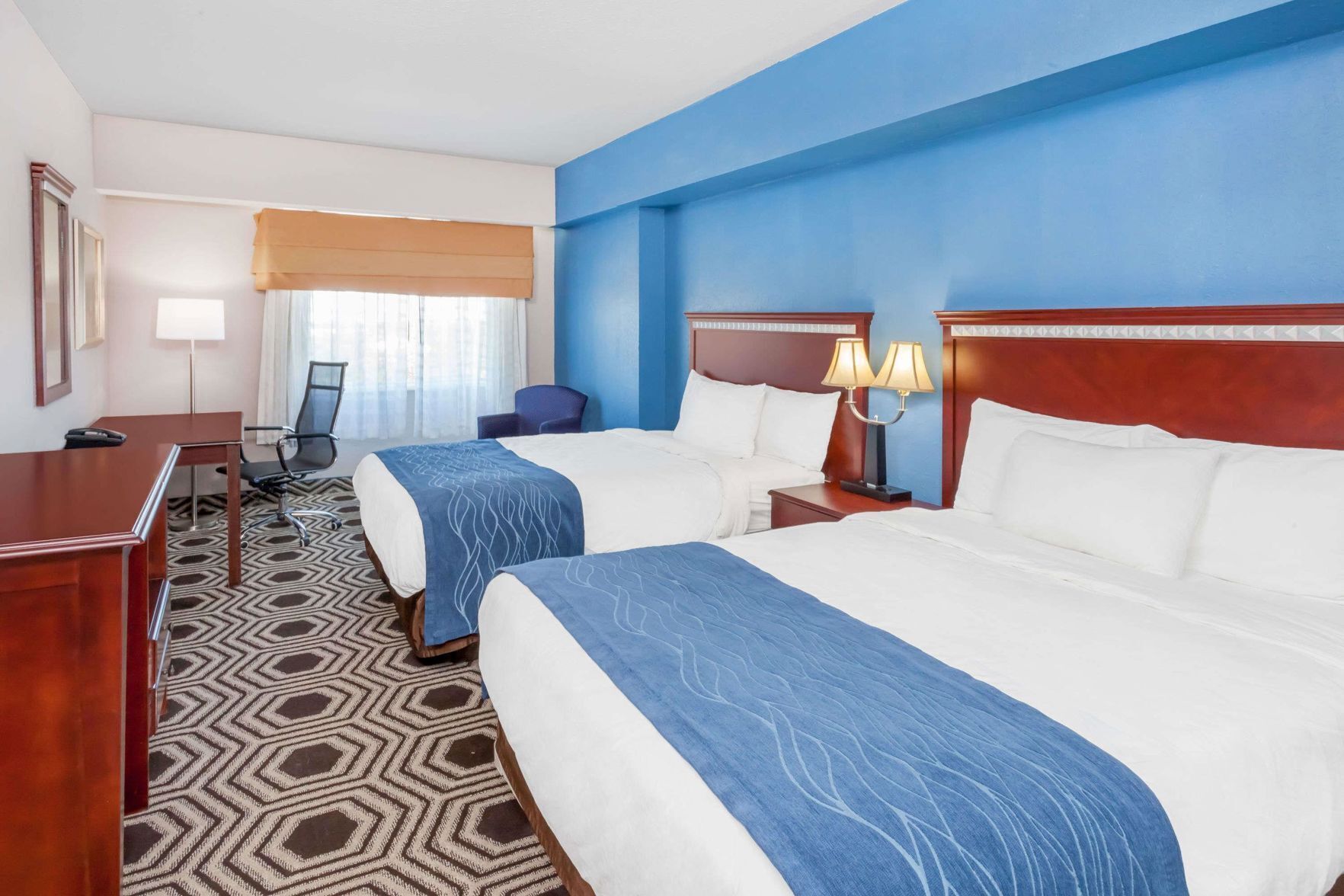 Schreibtisch, laptopgeeigneter Arbeitsplatz, kostenlose Babybetten