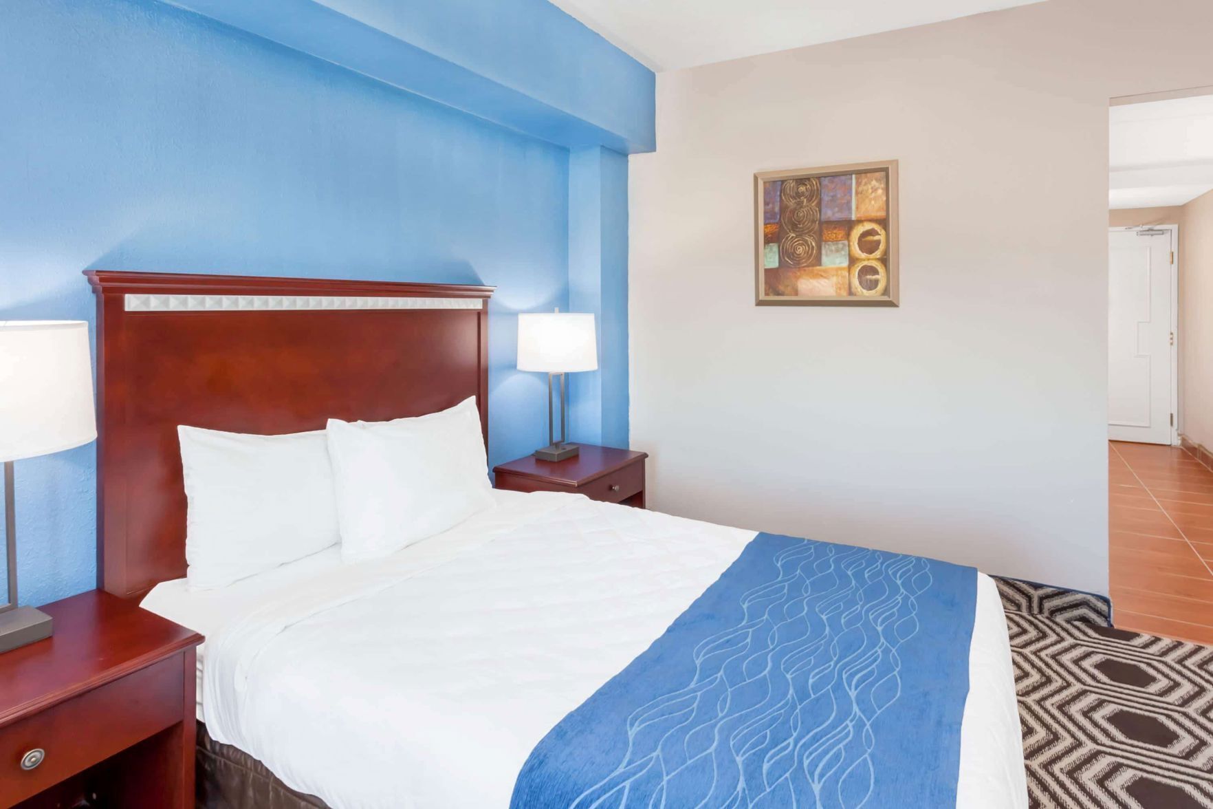 Schreibtisch, laptopgeeigneter Arbeitsplatz, kostenlose Babybetten